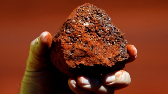 Minério de ferro cai com aversão a risco e notícias de cortes na produção de aço na China