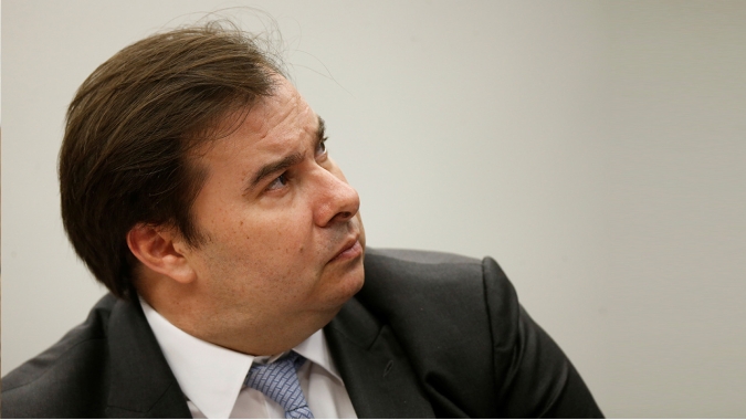 Maia diz ser contra o tabelamento de juros bancários, mas defende reformatação de produtos