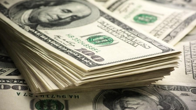 Dólar tem leve alta com tensões geopolíticas e expectativa por Powell
