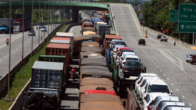 SP aplicará multa de R$100 mil e pode usar força para liberar vias, diz governador