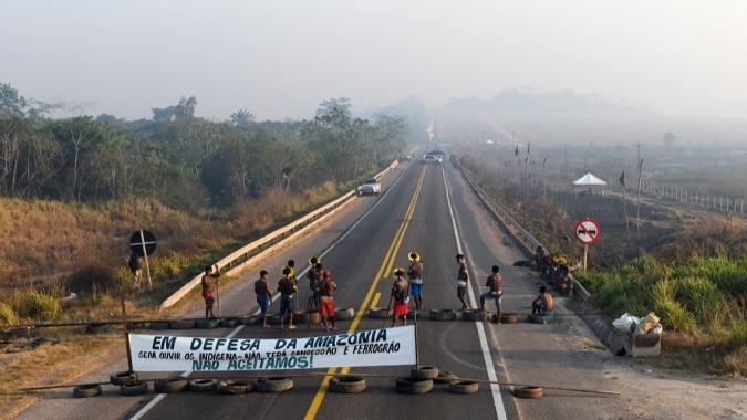 Indígenas bloqueiam BR-163 no Pará; PRF pede que caminhões com grãos aguardem