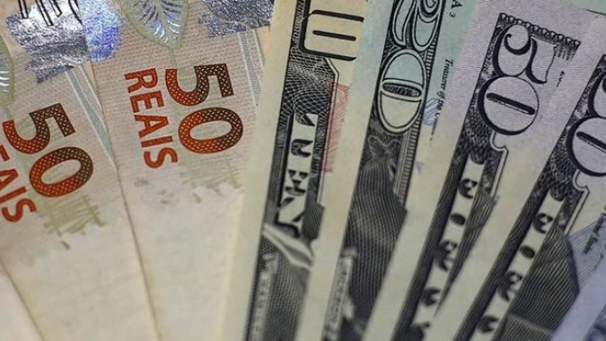 Após recordes, dólar tem 1ª queda semanal do ano com BC vendendo moeda