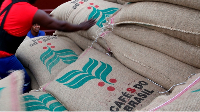 Café afunda nas bolsas com avanço da colheita e pressão da oferta brasileira