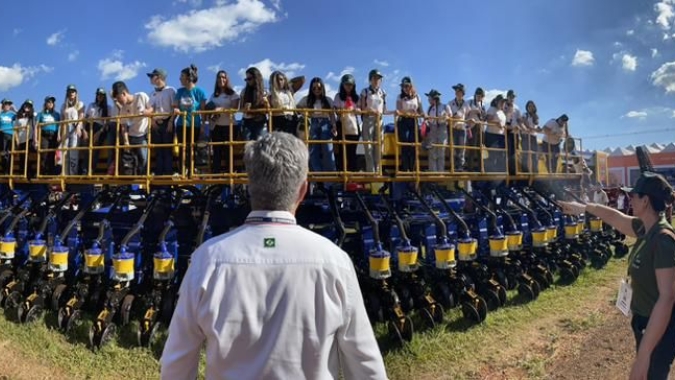 De Olho no Material Escolar marca presença na Coopercitrus Expo 2023 e leva 200 alunos para conhecer modernidade do setor rural