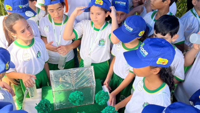De Olho no Material Escolar leva 200 estudantes à 50ª Expoingá para conhecer realidade do moderno agronegócio