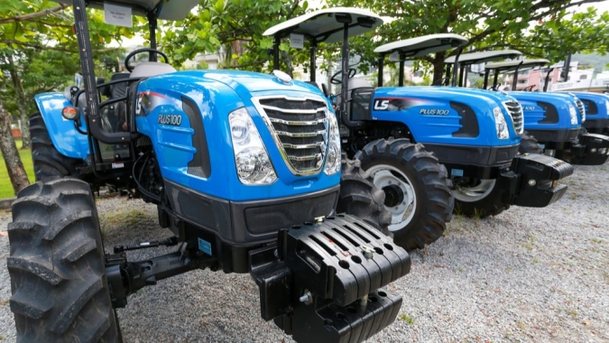 SC: Governo do Estado entrega equipamentos para fortalecer agricultura familiar na região Oeste