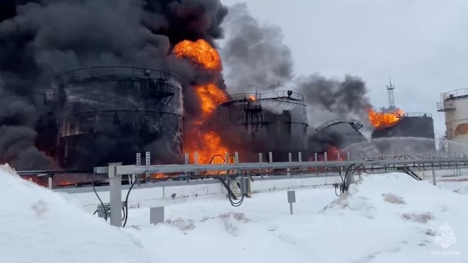 Ataque ucraniano com drone causa incêndio em terminal de petróleo russo