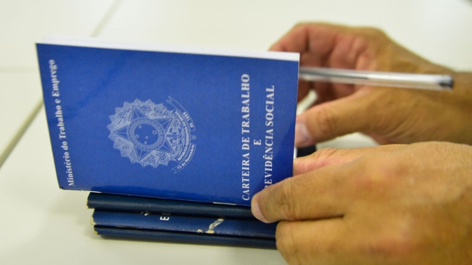 Taxa de desemprego do Brasil fica em 8,5% no tri até abril, menor para o período em 8 anos