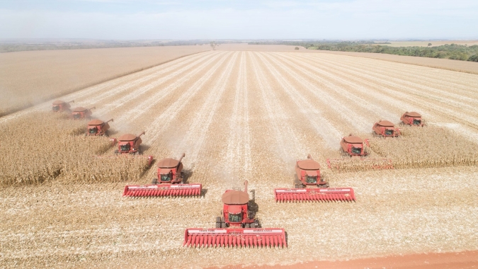 Agricultor brasileiro: Mais digitalizado e adotando práticas mais sustentáveis do que os concorrentes