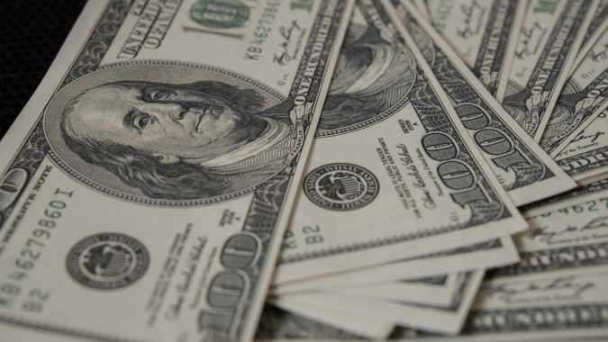 Dólar acompanha exterior e cai ao menor valor em três semanas