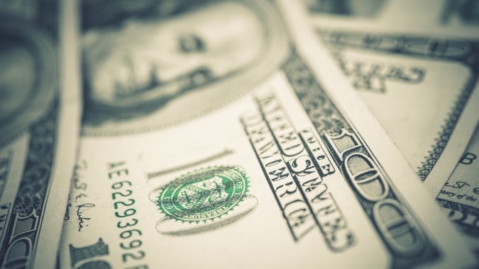 Dólar acompanha exterior e cai ante o real em sessão com liquidez menor