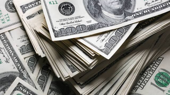 Dólar cai a R$5,0892 com avanço de Flávio Bolsonaro em pesquisas eleitorais
