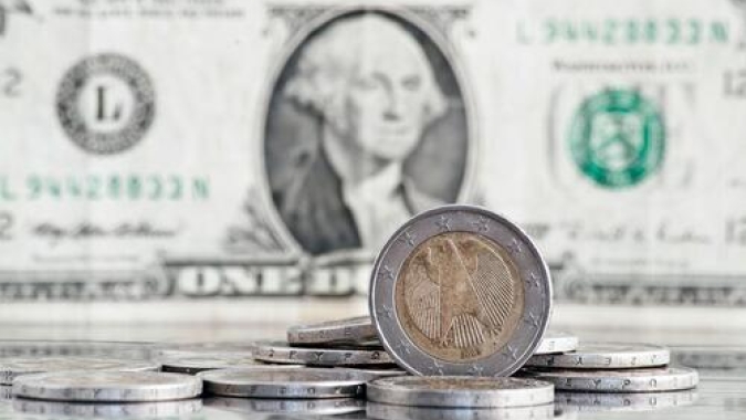 Dólar chega a superar R$5,80, mas perde força e fecha estável