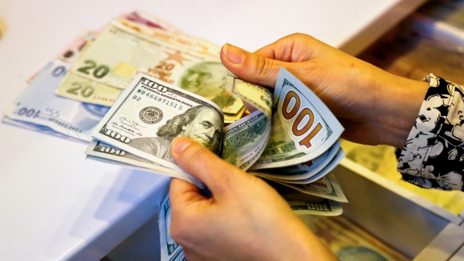Dólar acompanha exterior e volta a subir ante real