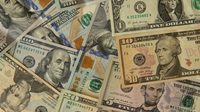 Dólar vira para o negativo no Brasil apesar de pressão trazida pela guerra no Oriente Médio