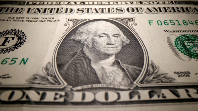 Dólar cai abaixo de R$ 5,21 em sessão instável