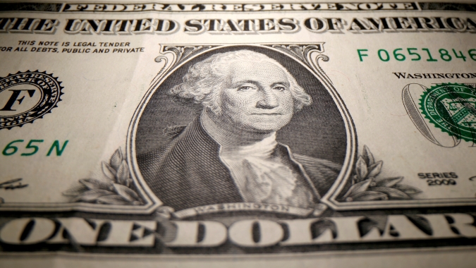 Dólar abre semana em ligeira alta enquanto mercados analisam consequências de ataque a Trump