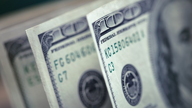 Dólar à vista fecha em baixa de 0,76%, a R$5,0610 na venda
