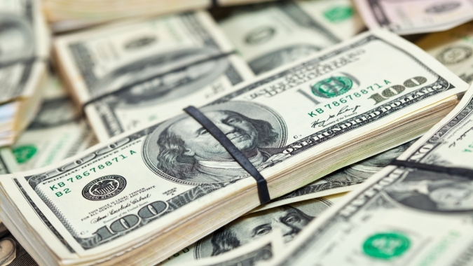 Dólar interrompe série de perdas e sobe ante real com conflito entre Irã e EUA