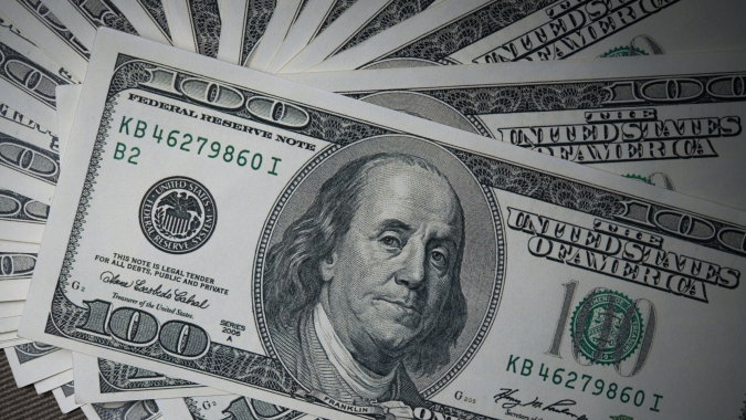 Dólar fecha em alta com pesquisas mostrando empate técnico entre Flávio e Lula