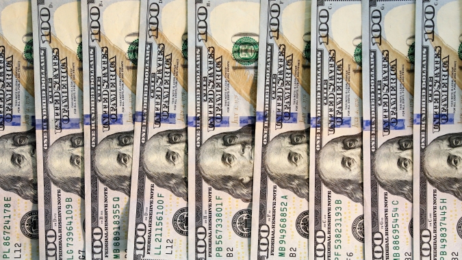 Dólar sobe mais de 1% com decepção com China e demora do pacote fiscal