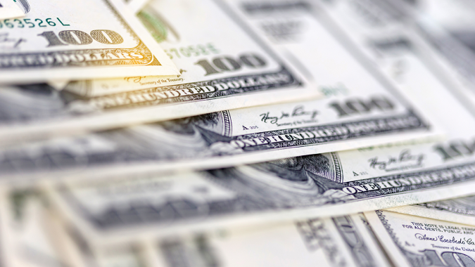 Dólar fecha perto da estabilidade ante real com exterior no radar