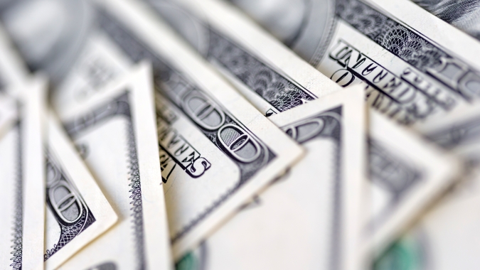 Dólar ronda estabilidade com força no exterior compensada por expectativa de alta na Selic