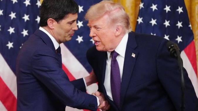 Trump investe contra Fed após Warsh apoiar alta dos juros