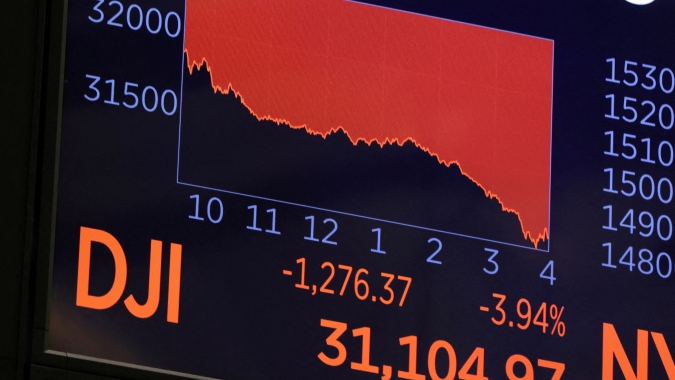 Wall Street recua com queda do setor de tecnologia e aumento das tensões no Oriente Médio