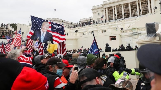 Apoiadores de Trump invadem Congresso dos EUA durante debate sobre resultado das eleições