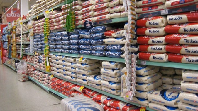Bolsonaro espera redução de preços da cesta básica após conversa com supermercados