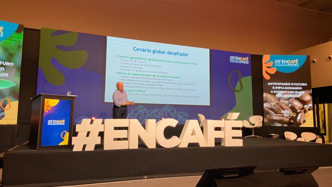 Encafé: Cenário para economia global é desafiador, crescimento limitado e de cautela