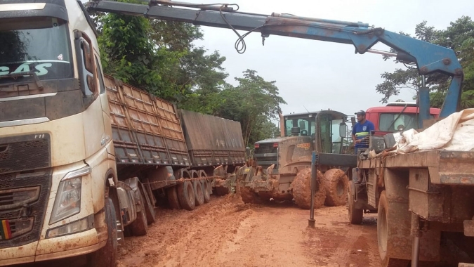 Chuvas seguem prejudicando trabalhos na BR-163 e máquinas são usadas para evitar que caminhões tombem