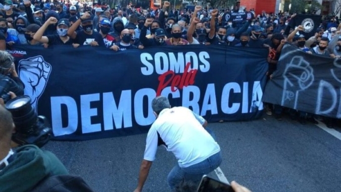 Manifestantes radicais vestidos de preto voltam à Paulista e fazem depredação contra Bolsonaro