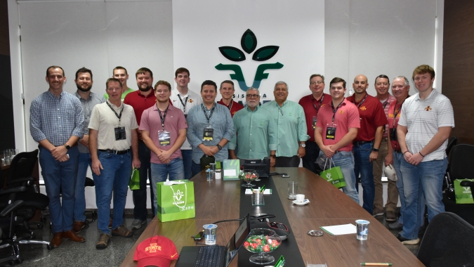 Produtores e estudantes da Iowa State University (EUA) visitam a Famato