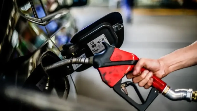 Governo adia reunião do CNPE que discutiria aumento da mistura de etanol na gasolina