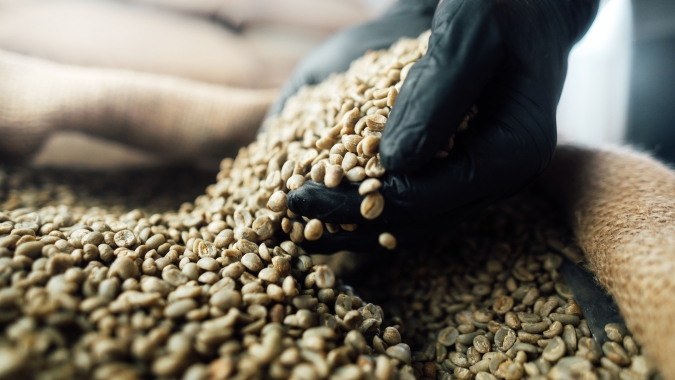 Café fecha em queda nas bolsas, mas estoques apertados e riscos climáticos seguem no radar do mercado