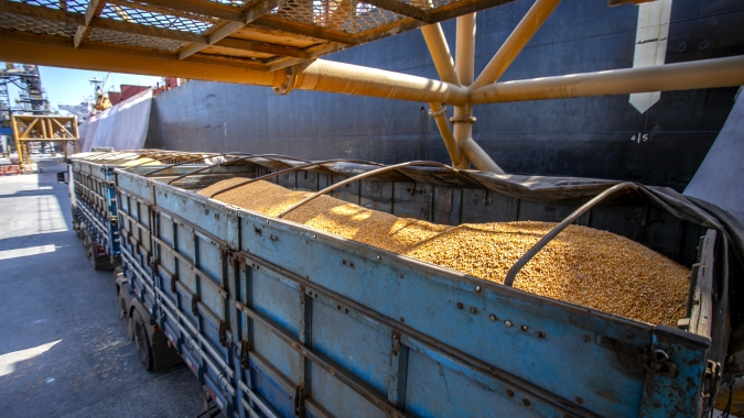 Porto de Paranaguá recebe milho para abastecer mercado brasileiro