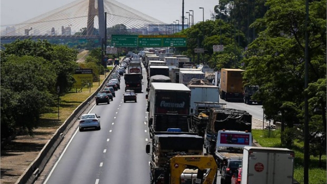 Moradores de SP realizam 'aplausaço' em homenagem a profissionais da Saúde