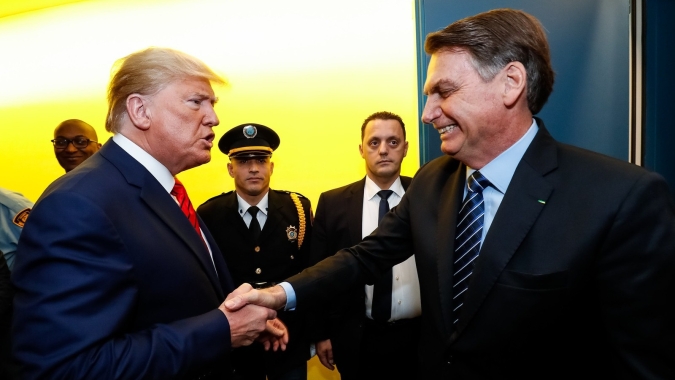 Senador que viajou com Bolsonaro aos EUA tem teste positivo para coronavírus