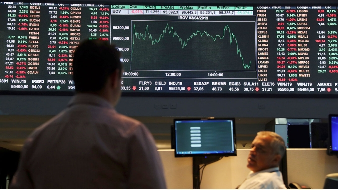 Ibovespa fecha com declínio marginal após ajustes em meio a incertezas externas