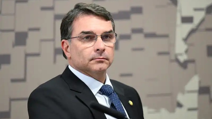 Jovem Pan: Flávio Bolsonaro diz ter pedido a Trump para não taxar produtos do Brasil