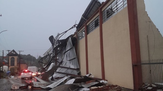 Ciclone extratropical provoca estragos no Rio Grande do Sul e mantém alerta para o Sul e Sudeste