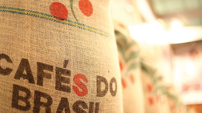 Café começa o dia com ajustes e recua em Nova York e Londres nesta 3ª feira