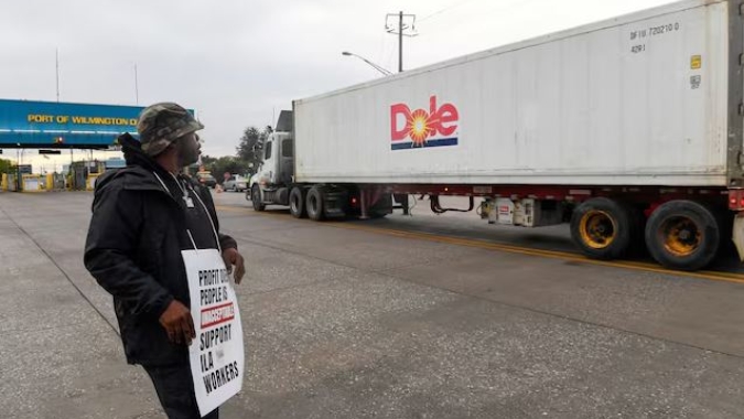 Greve em porto dos EUA interrompe fornecimento de hambúrgueres e frutos do mar congelados