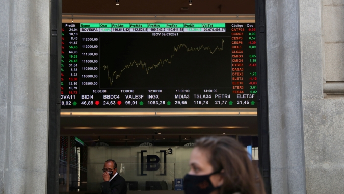 Ibovespa avança com apoio de Ambev e resultado do PIB, mas fiscal ainda preocupa