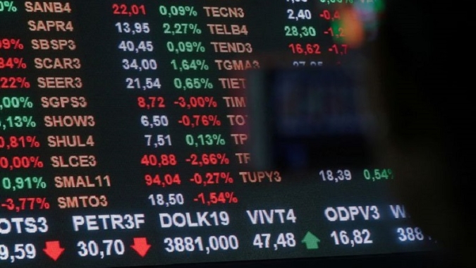 Ibovespa tem declínio modesto com NY; petrolíferas sobem