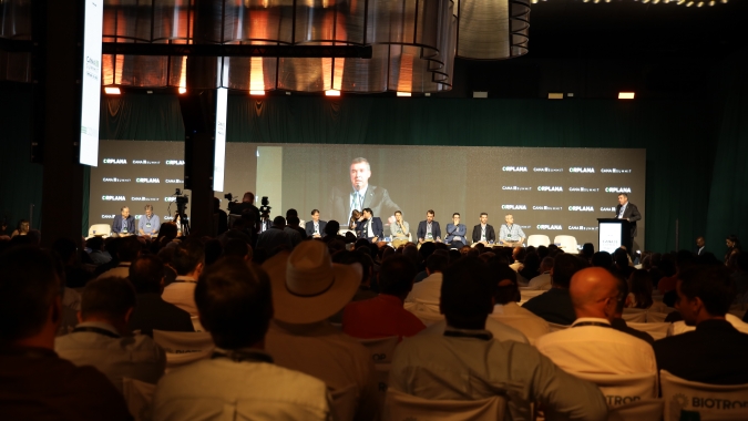 Cana Summit 2026 abre com foco na resiliência do setor e no papel do etanol em meio à crise do petróleo