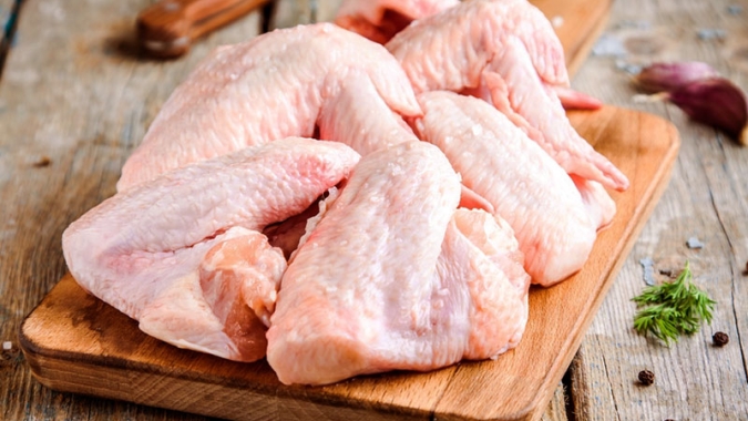 Exportações de proteínas animais começam março com mais embarques de frango e suínos; pescados recuam