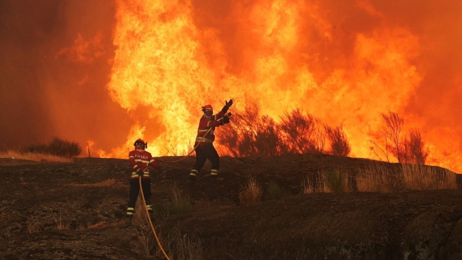 Incêndios florestais diminuem perto de Bordeaux e Madri, enquanto Grécia enfrenta novos focos